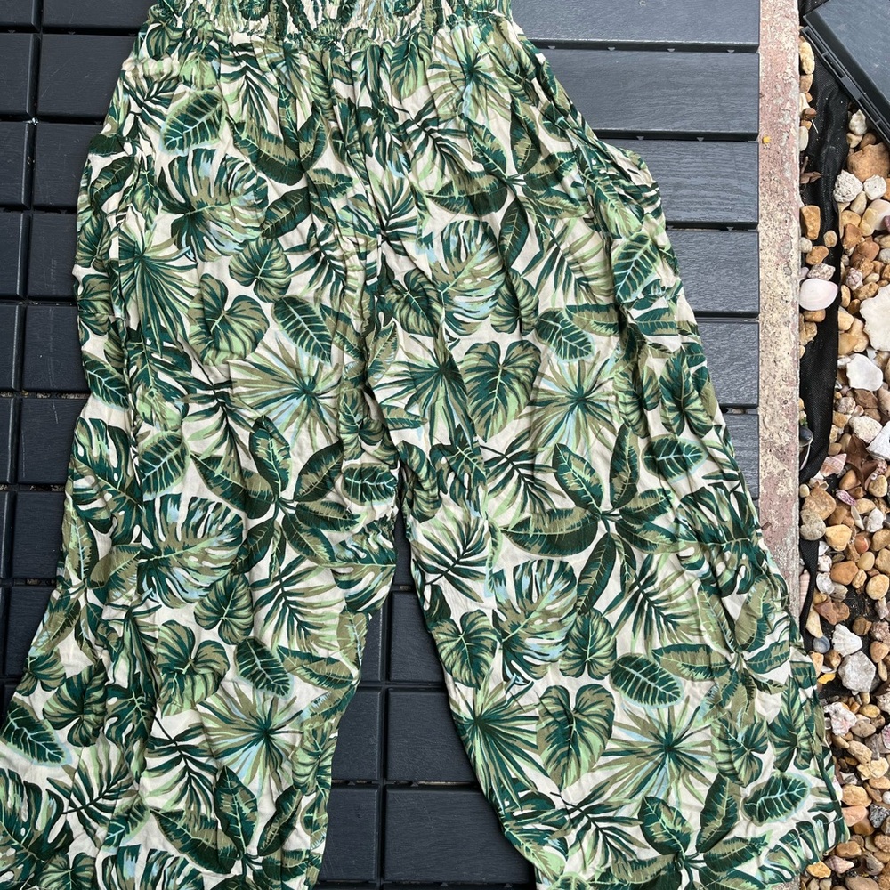 Women’s small floral leaf wide leg cropped pants